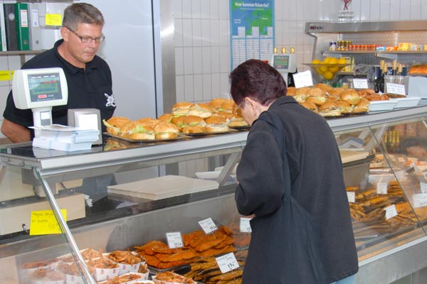 Zufriedene Kunden im Fischladen