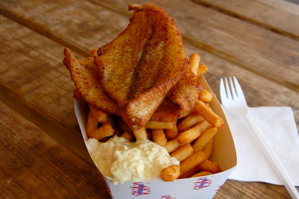 Gebratenes Schollenfilet mit Pommes Frites 